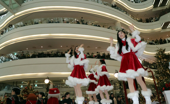 크리스마스인 25일 서울 영등포구 타임스퀘어에서 열린 크리스마스 행사에서 미녀 산타들이 캐럴에 맞춰 공연을 펼치고 있다. 2018.12.25  연합뉴스