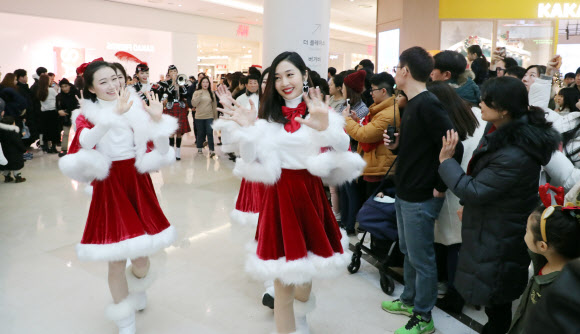 크리스마스인 25일 서울 영등포구 타임스퀘어에서 열린 크리스마스 행사에서 미녀 산타들이 퍼레이드를 펼치고 있다. 2018.12.25  연합뉴스