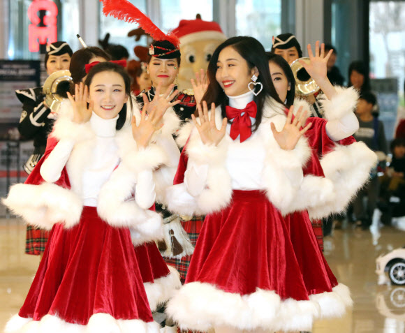 크리스마스인 25일 서울 영등포구 타임스퀘어에서 열린 크리스마스 행사에서 미녀 산타들이 퍼레이드를 펼치고 있다. 2018.12.25  연합뉴스