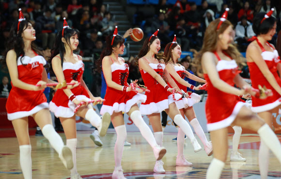 25일 서울 잠실학생체육관에서 열린 2018-2019 프로농구 서울 SK 나이츠와 서울 삼성 썬더스의 경기. 1쿼터 경기 시작에 앞서 성탄절을 맞아 치어리더 공연이 펼쳐지고 있다. 2018.12.25  연합뉴스