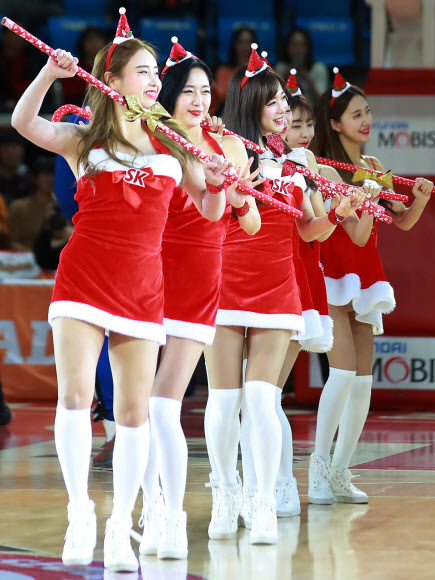 25일 서울 잠실학생체육관에서 열린 2018-2019 프로농구 서울 SK 나이츠와 서울 삼성 썬더스의 경기. 1쿼터 경기 시작에 앞서 성탄절을 맞아 치어리더 공연이 펼쳐지고 있다. 2018.12.25  연합뉴스