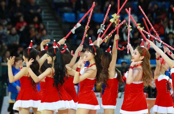 25일 서울 잠실학생체육관에서 열린 2018-2019 프로농구 서울 SK 나이츠와 서울 삼성 썬더스의 경기. 1쿼터 경기 시작에 앞서 성탄절을 맞아 치어리더 공연이 펼쳐지고 있다. 2018.12.25  연합뉴스