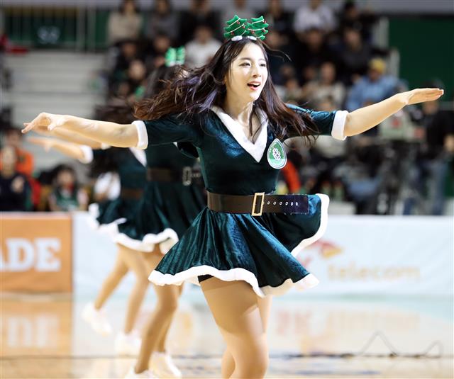 25일 강원 원주종합체육관에서 열린 2018-2019 SKT 5GX KBL 프로농구 원주DB프로미와 전주KCC이지스 경기에서 원주DB 치어리더들이 응원을 펼치고 있다. 2018.12.25 뉴스1