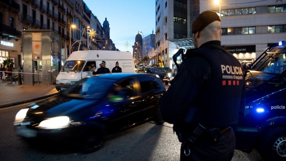 스페인 바르셀로나 경찰이 24일(현지시간) 바르셀로나 관광 명소인 람블라스 거리의 경계를 강화하고 있다. 바르셀로나 AFP 연합뉴스  