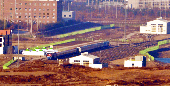 26일 오전 북측 판문역에서 열리는 남북 철도·도로 연결 및 현대화 사업 착공식 참석자 등을 실은 열차가  판문역에 도착, 기다리고 있던 북측 열차와 나란히 서있다. 2018. 12. 26  사진공동취재단