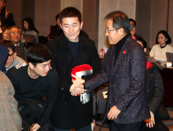 입장하는 홍준표 전 자유한국당 대표