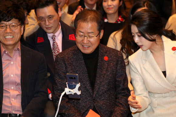 웃고 있는 홍준표 전 자유한국당 대표