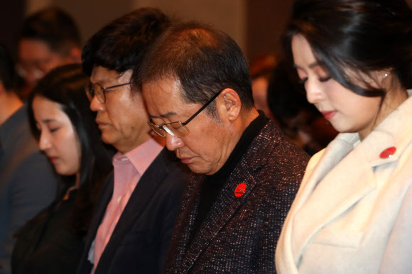 국민의례 하는 홍준표 전 자유한국당 대표