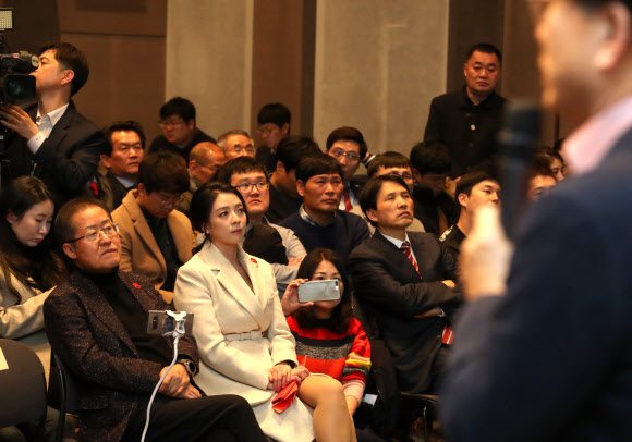 주제발표 듣는 홍준표 전 대표