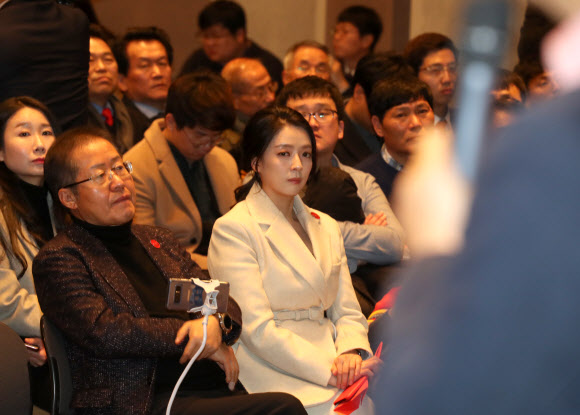 주제발표 듣는 홍준표 전 대표