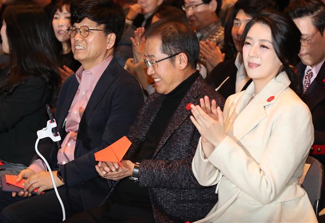 홍준표 ‘지금은 유튜브 채널 방송중’