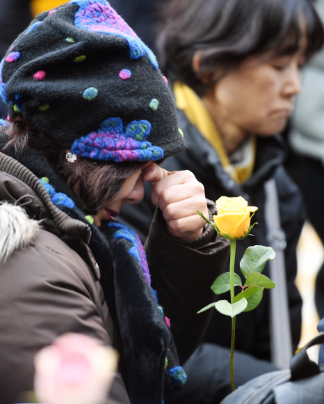 26일 서울 종로구 구 일본대사관 앞에서 진행된 ‘1367차 수요정기집회’에서 한 참가자가 눈물을 훔치고 있다. 2018. 12. 26.  박윤슬 기자 seul@seoul.co.kr