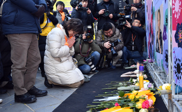 26일 서울 종로구 구 일본대사관 앞에서 진행된 ‘1367차 수요정기집회’에서 참가자들이 돌아가신 할머니들에게 헌화하고 있다. 2018. 12. 26. 박윤슬 기자 seul@seoul.co.kr