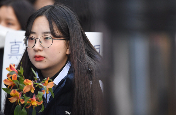 26일 서울 종로구 구 일본대사관 앞에서 진행된 ‘1367차 수요정기집회’에서 참가자들이 꽃과 피켓을 들고 있다. 2018. 12. 26.  박윤슬 기자 seul@seoul.co.kr