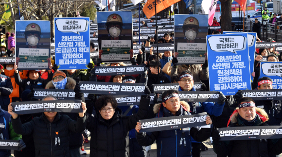 26일 서울 국회 앞 국민은행에서 열린 산안법 개정 및 중대재해 기업 차벌법 개정 촉구 결의대회에 참석한 민주노총 조합원들이 구호를 외치고 있다. 2018.12.26. 박지환 기자 popocar@seoul.co.kr