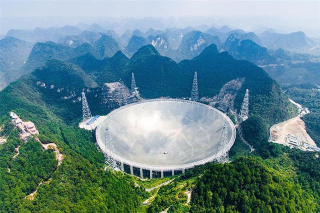 지름 500m 규모로 전 세계에서 가장 큰 구형전파망원경(FAST)인 중국의 ‘톈옌’(天眼)이 2019년 9월부터 본격적으로 가동되면서 다양한 우주 관측 자료를 쏟아낼 것으로 전망되고 있다. 네이처 제공