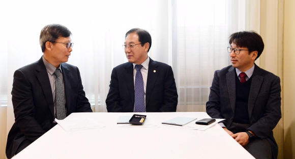 26일 서울 중구 한 식당에서 서울신문이 주최하고 문화체육관광부가 후원한 ‘안전한 나라로 가기 위한 방안’ 전문가 좌담회에서 류충(왼쪽부터) 한국소방산업기술원 기획관리이사와 김찬오 서울과학기술대 교수, 안재현 서경대 교수가 연이어 발생한 안전사고의 원인에 대해 이야기하고 있다. 정연호 기자 tpgod@seoul.co.kr