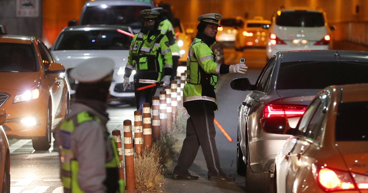 사진은 경찰이 음주운전 단속을 하는 모습의 자료사진. 연합뉴스