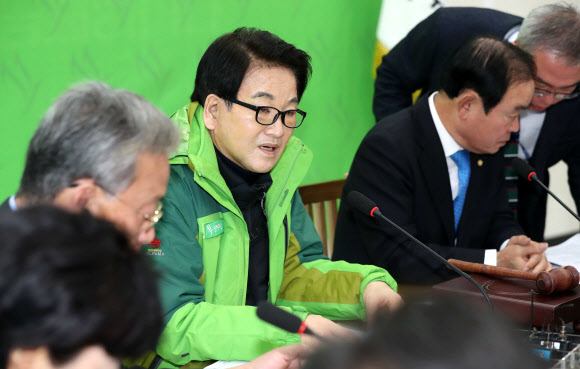 의원총회에서 발언하는 정동영 대표