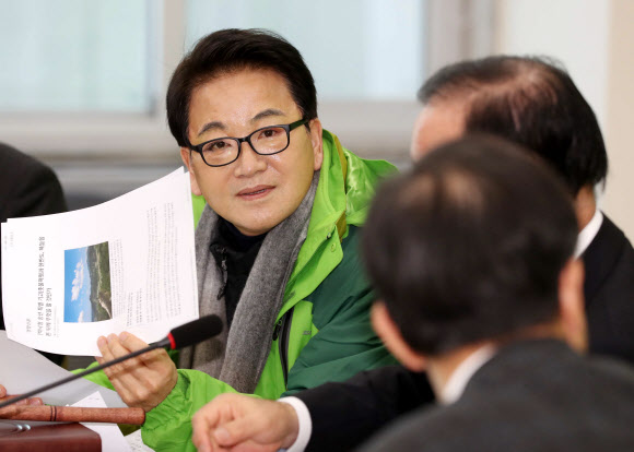 의원총회에서 얘기 나누는 정동영 대표