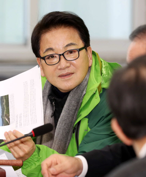 의원총회에서 얘기 나누는 정동영 대표