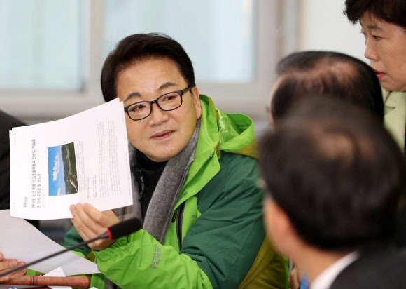 의원총회에서 얘기 나누는 정동영 대표