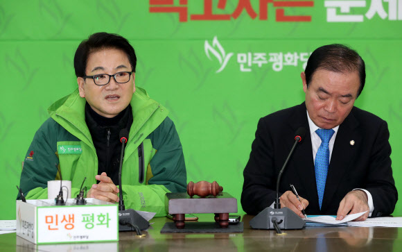 의원총회에서 발언하는 정동영 대표