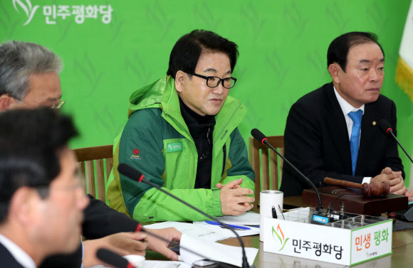 의원총회에서 발언하는 정동영 대표