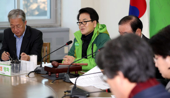 의원총회에서 발언하는 정동영 대표