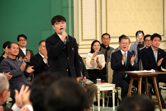 청와대에서 ‘흙에 살리라’ 노래하는 소년 농부