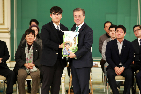 소년 농부의 땀이 어린 쌀 전달받는 문 대통령