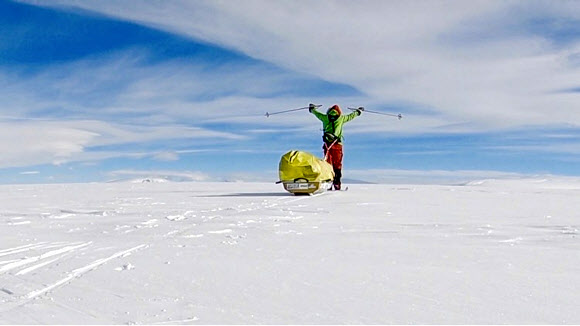 26일(현지시간) 미국인 콜린 오브래디가 세계 최초로 남극을 단독 횡단하는 기록을 세웠다. 오브래디는 썰매에 장비를 싣고 홀로 54일간 932마일(약 1500㎞)에 달하는 극한의 장정을 마쳤다. AP 연합뉴스 