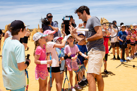 스위스 테니스 선수 로저 페더러가 27일(현지시간) 호주 퍼스 인근 남붕 국립공원에서 열린 미디어 이벤트에서 어린이 팬들과 테니스를 치고 있다.  EPA 연합뉴스