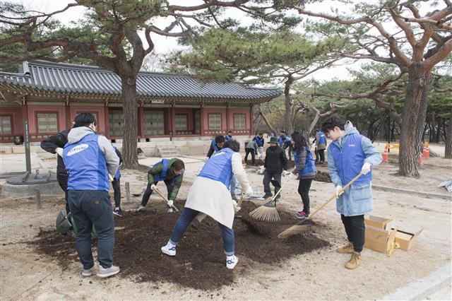 삼성물산 리조트부문 직원들이 문화재를 보호하기 위한 조경공사를 돕고 있다.  삼성물산 제공