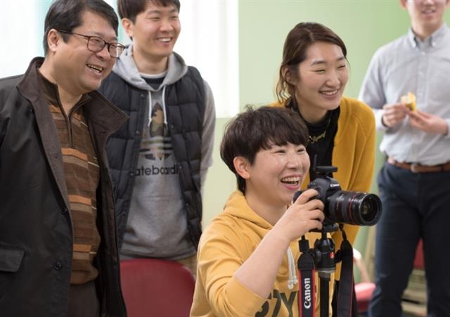 지난 3월 서울 성동구 서울특별시립 비전트레이닝센터에서 포스코사진봉사단이 노숙인을 위한 증명사진과 장수사진을 촬영하고 있다.  포스코 제공