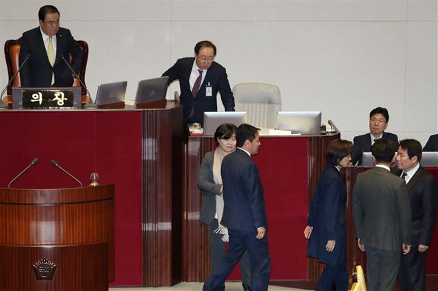 나경원 자유한국당 원내대표가 27일 서울 여의도 국회에서 열린 본회의에 참석해 문희상 국회의장에게 법안 처리 순서가 바뀐 것에 항의하며 본회의장에서 퇴장하고 있다. 2018.12.27 뉴스1