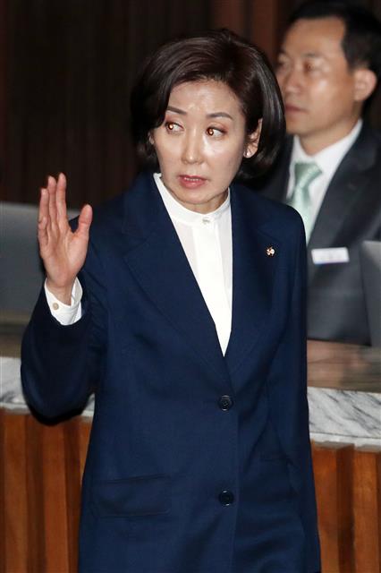 나경원 자유한국당 원내대표가 27일 서울 여의도 국회에서 열린 본회의에 참석해 문희상 국회의장에게 법안 처리 순서가 바뀐 것에 항의하며 본회의장에서 퇴장하고 있다. 2018.12.27 뉴스1