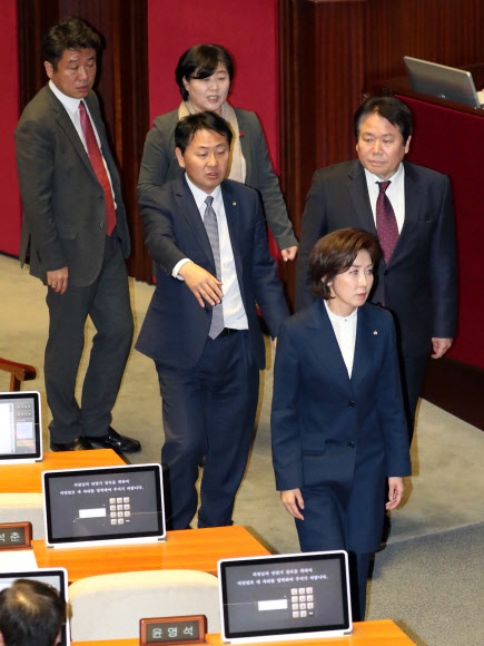 자유한국당 나경원 원내대표(연단아래 앞쪽)가 27일 오후 국회에서 열린 본회의에서 본회의 진행과 관련해 문희상 국회의장에게 강하게 항의 후 회의장을 나가고 있다. 2018.12.27  연합뉴스
