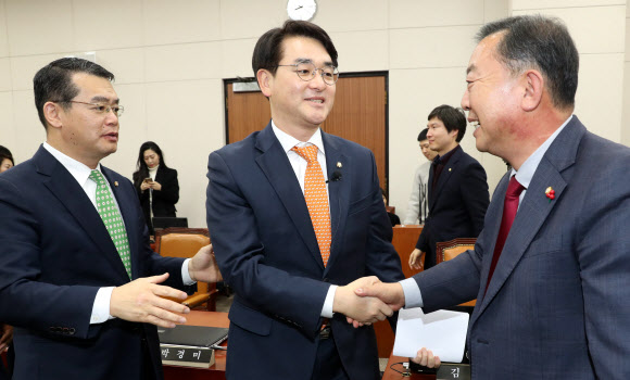 악수하는 이찬열과 박용진