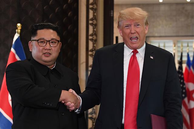 지난 6월 12일 싱가포르 북미정상회담에서 만난 김정은(왼쪽) 북한 국무위원장과 도널드 트럼프(오른쪽) 미국 대통령  서울신문 DB