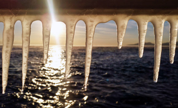 ‘최강한파에 바닷물도 고드름으로’
