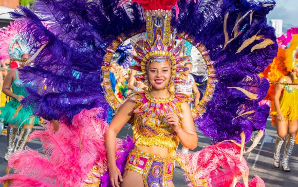 27일(현지시간) 미국 캘리포니아주 산호세에서 열린 카니발 퍼레이드에 참가한 댄서들이 공연을 펼치고 있다. AFP 연합뉴스