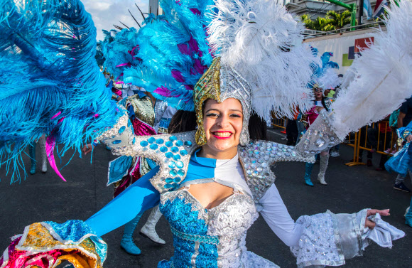 27일(현지시간) 미국 캘리포니아주 산호세에서 열린 카니발 퍼레이드에 참가한 댄서들이 공연을 펼치고 있다. AFP 연합뉴스