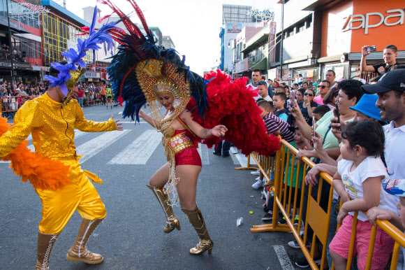 27일(현지시간) 미국 캘리포니아주 산호세에서 열린 카니발 퍼레이드에 참가한 댄서들이 공연을 펼치고 있다. AFP 연합뉴스