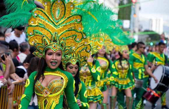 27일(현지시간) 미국 캘리포니아주 산호세에서 열린 카니발 퍼레이드에 참가한 댄서들이 공연을 펼치고 있다. AFP 연합뉴스