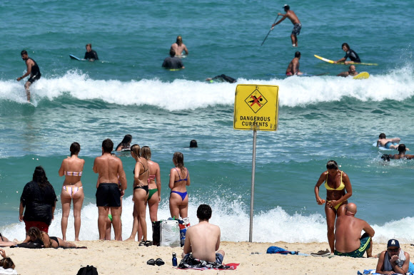 해수욕하는 사람들과 서퍼들이 29일(현지시간) 호주 뉴사우스웨일즈 시드니의 본다이 비치에서 즐거운 시간을 보내고 있다. 일기예보에 따르면 주말 내내 시드니에서는 섭씨 32도까지 오르는 무더위가 예상되고 있다. EPA 연합뉴스