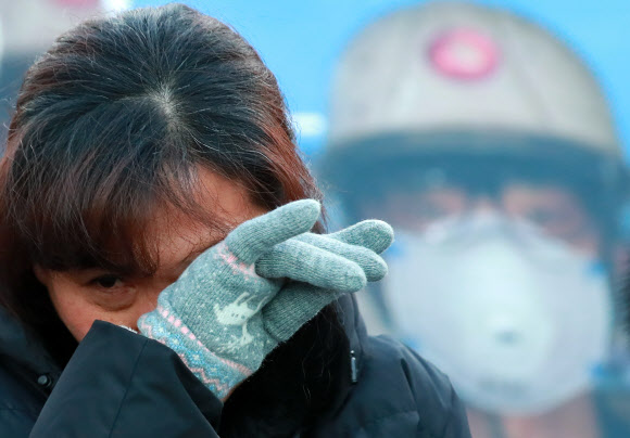 눈물 닦는 김용균 씨 어머니