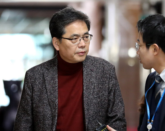 자유한국당 곽상도 의원이 30일 오후 국회에서 열린 청와대 특별감찰반 의혹 진상조사단 회의에 입장하며 외유성 출장에 관한 취재진의 질문을 받고 있다. 2018.12.30  연합뉴스