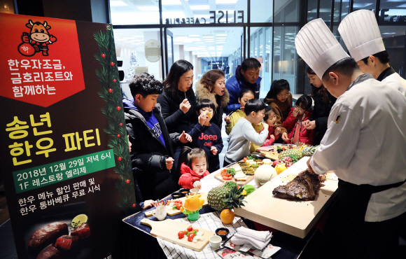 29일 한우자조금관리위원회(위원장 민경천)가 경남 통영시 금호리조트에서 진행한 ‘송년한우파티’에서 행사 참가자들이 한우통바베큐 무료시식을 즐기고 있다. 사진 제공=한우자조금관리위원회