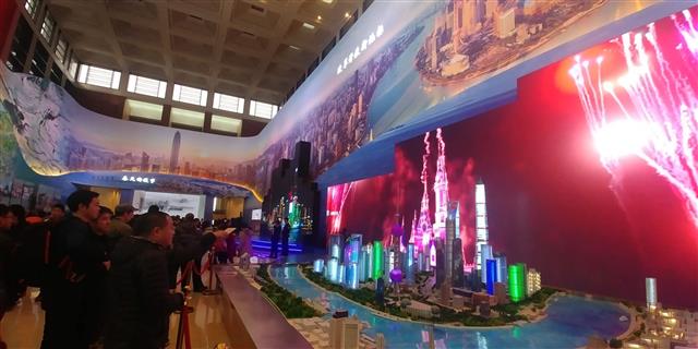 중국인들이 베이징 국가박물관에서 열리는 개혁개방 40주년 ‘위대한 변혁’ 전시를 관람하고 있다.